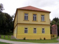 Opravená škola z boku